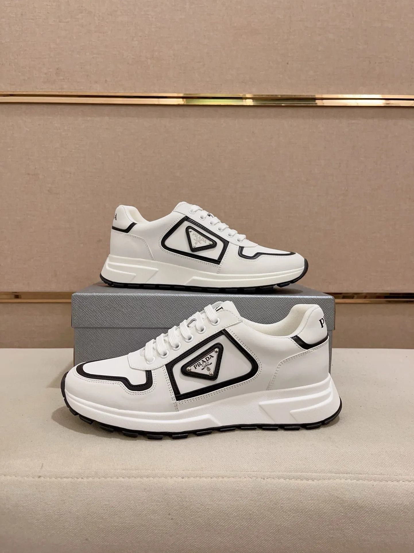 Men's shoes 💰 580 💰 (high version) new Prada (Prada) high-top counters are launched simultaneously, new men's shoes, 😘fabrics are selected from waterproof technical cloth. First layer cowhide lining. 👍🏿Original molded anti-slip rubber outsole, with exquisite lines, simple and elegant, comfortable and high-end for leisure travel. Number of yards: 38 to 44. (Can be customized for 45.46.)